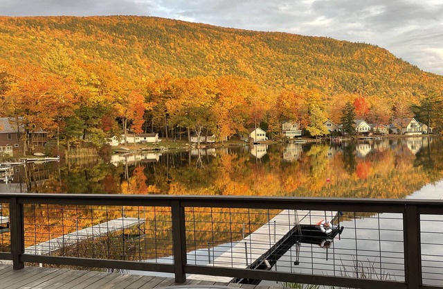 Crisp and Clean Lakefront Home sleeps 8 in 4 Bedrooms