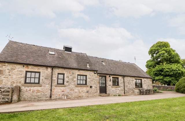 CROFT HOUSE, pet friendly, with open fire in Tissington