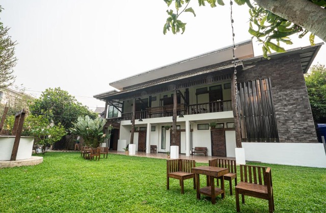 croissant hotel and cafe