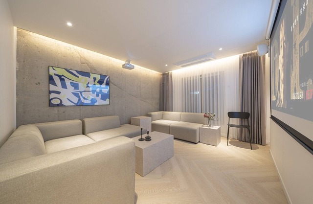 Croissant Hotel Guri by AanK