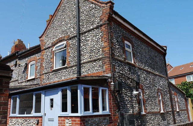 Cromer Flint Cottage, short walk to seafront and shops, free wi-fi, dog friendly