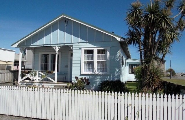 Crooked Mile Cottage - by the sea