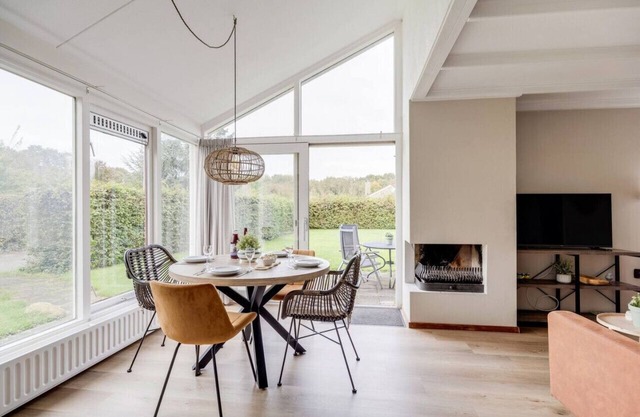 Crossbill I Chic Holiday Home with Wide Garden