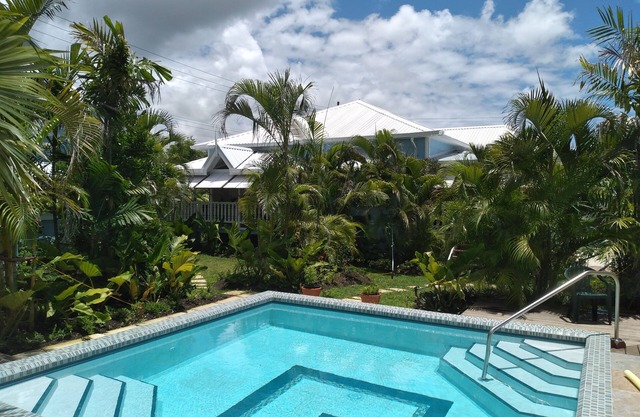 Crotona Garden 1 Bed Upper Cottage, Lush & Tropical + Pool. 2 Min Walk to Sea