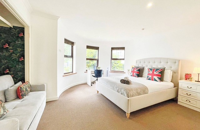 Crouch End 4BR 3Bath Home w/Private Balcony & FREE Parking - Alexandra Palace