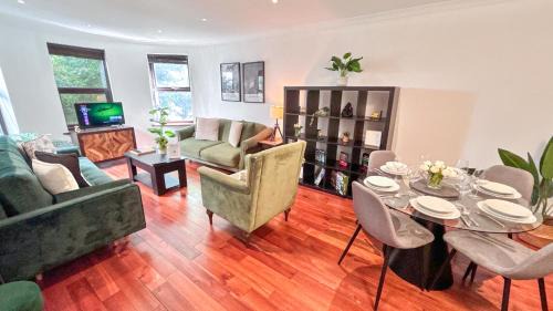 Crouch End NEW 4 Bed 3 Bath Home with Balcony and FREE Parking near Alexandra Palace , Highgate