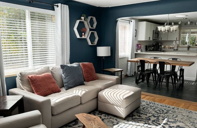 Crown Hill Retreat - Hot Tub/Yard/Parking
