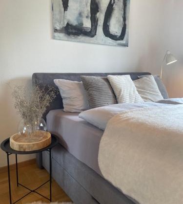 CROWN LIVING Design Apartment - 2 Schlafzimmer - Küche - gratis Parkplatz - Abstellraum für Fahrräder/Ski