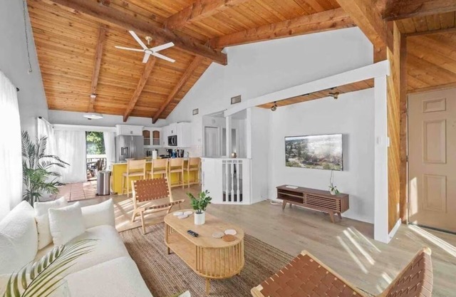 Crystal Beach Hideaway - Private Yard - Close to Beaches & Parks