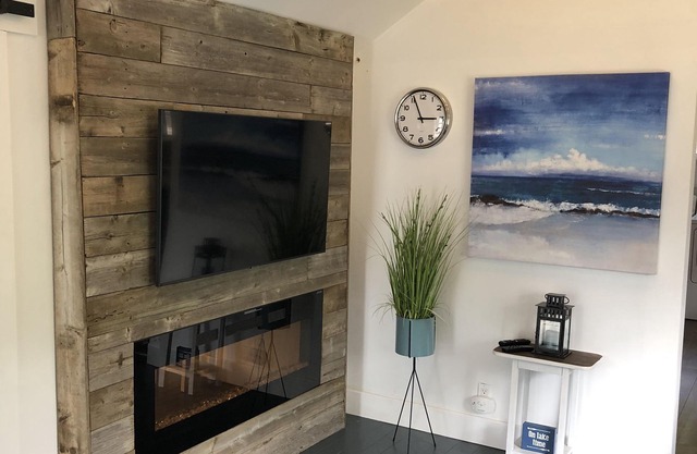 Crystal Cambridge Cottage - 5 min walk to the beach & local eateries!