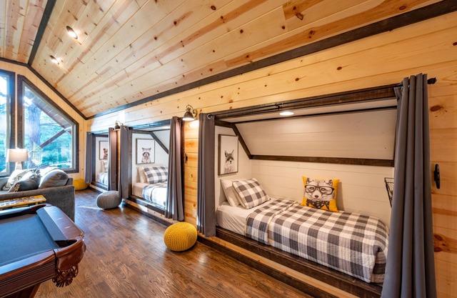 Cubs Corner 2BR w/3 bunks/playground