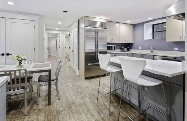 Cubs Playoffs getaway 2BR 2BA Apartment near Wrigley Field