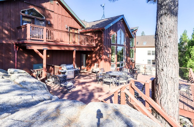 Custom-Built Family Mountain Home with Game Room, Jetted Tub & Sweeping Views