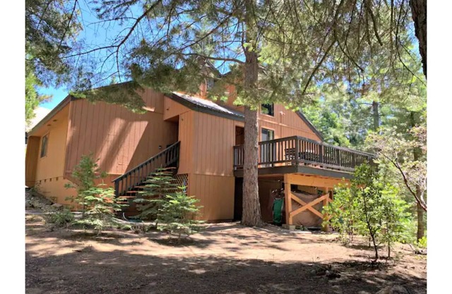 Custom Cabin near Shaver Lake with 2 Fireplaces, Deck, Pool, Sauna & Jacuzzi!