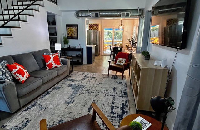 Cute 2-bedroom townhome with WiFi, AC close to downtown Austin