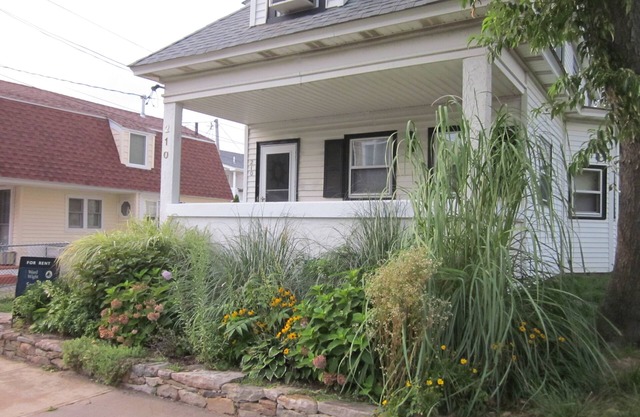Cute 2 BR 1 Bath 1-1/2 Blocks to the Beach