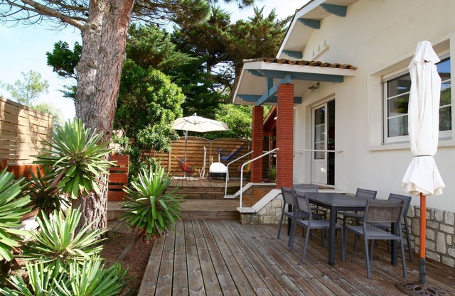 Cute and nicely furnished house with garden, 300m from the ocean beach