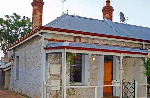 Cute as a button 1 bedroom cottage