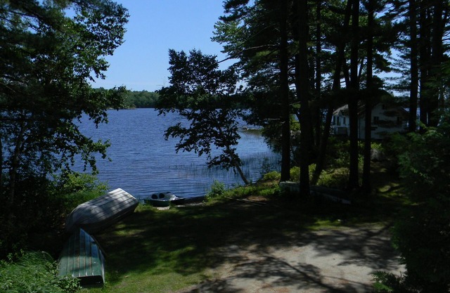 Cute Boathouse Cottage (Bottom floor) with lake views on Pemaquid Lake