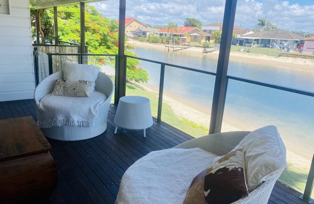 Cute Canal Front Duplex, 300m to the Beach, Pet Friendly