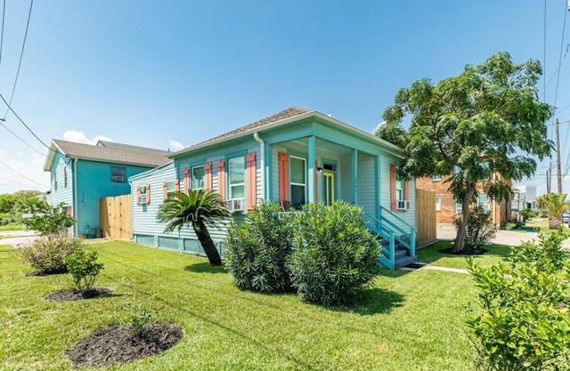 Cute Casa Azul-2 Blocks to Beach, Private Yard!
