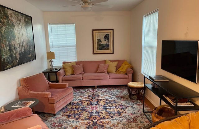 Cute, clean, 2B.2ba Home in Historic district -Near bayou & Craig Park.