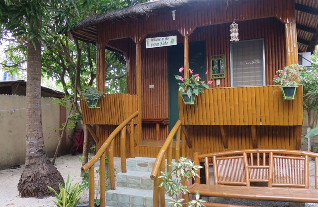 Cute, cool Green Kubo near the beach