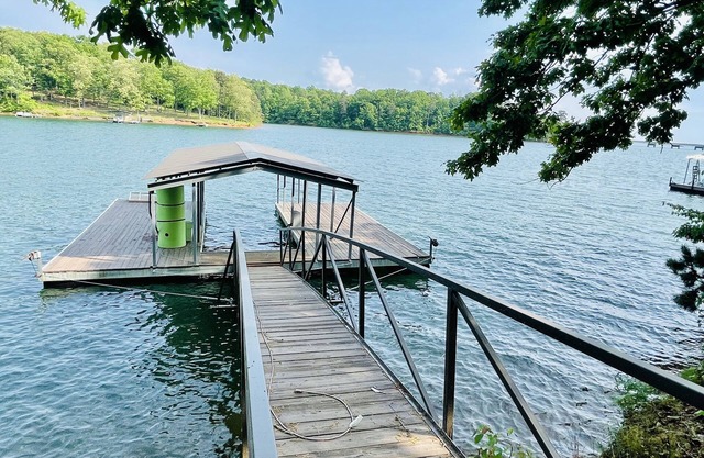 Cute Cottage on Lake Hartwell w/covered slip dock