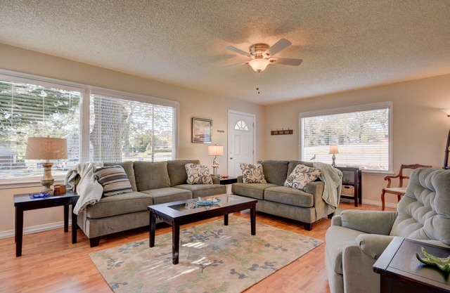 Cute, Cozy & Comfortable Cottage Conveniently Located In The Heart Of Town.