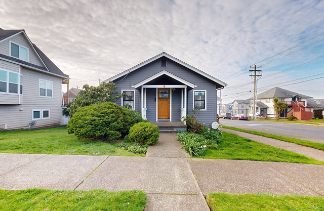 Cute, dog-friendly cottage w/views in Nye Beach - walk to shops & the park
