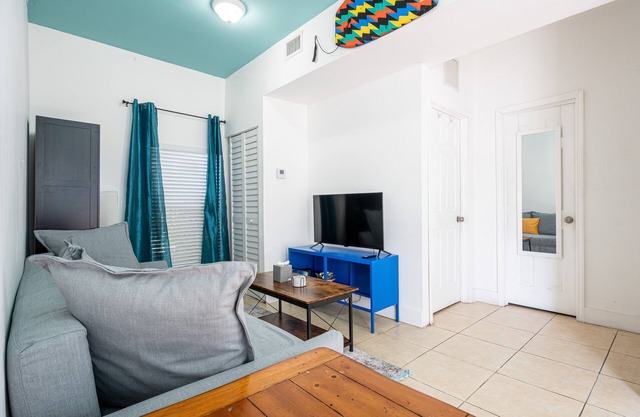 Cute little home with free parking - La Haciendita