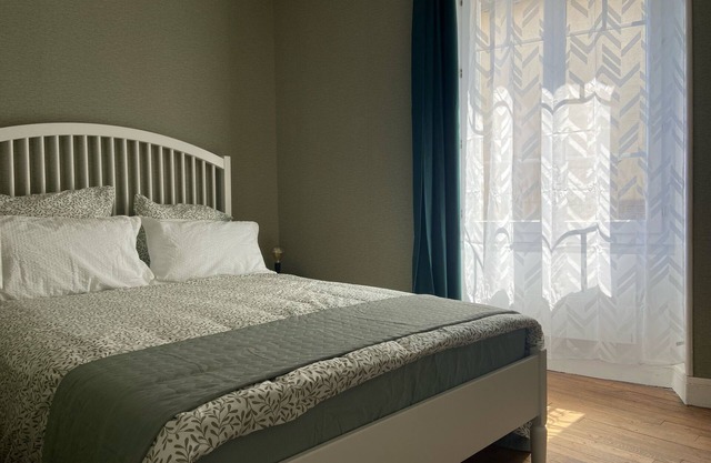 Cute newly renovated private townhouse in the town centre