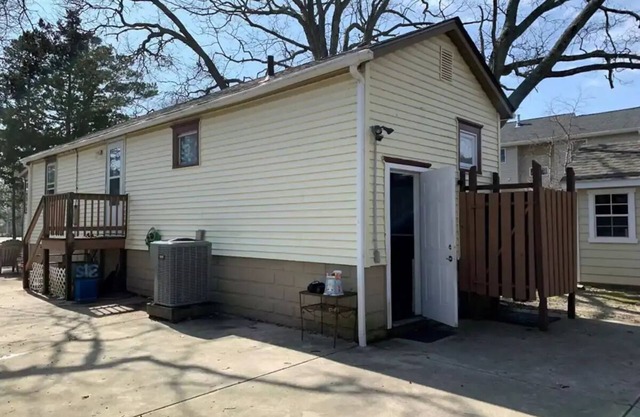 Cute, small cottage minutes from restaurants/bay