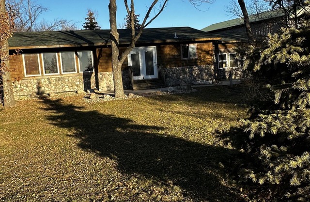 Cute Two Bedroom Cottage in Quiet Setting