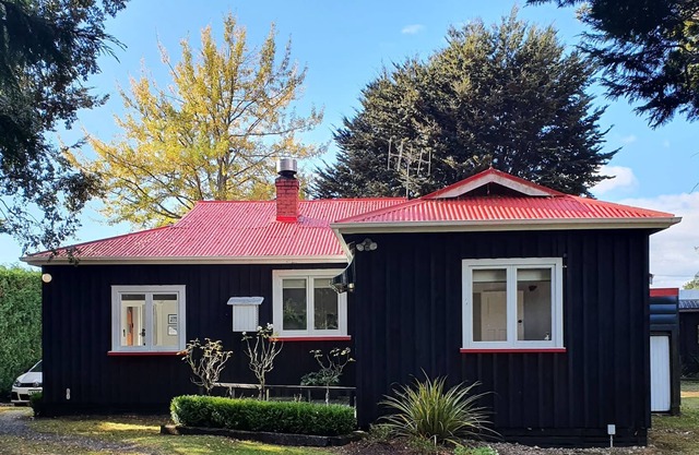 Cute 'Woodland Cottage' nestled amongst trees, 5 minutes from town
