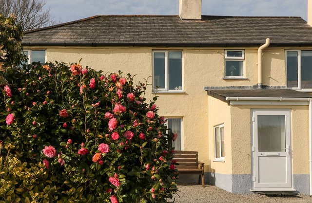 CUTKIEVE FARM COTTAGE, romantic, with a garden in Pensilva