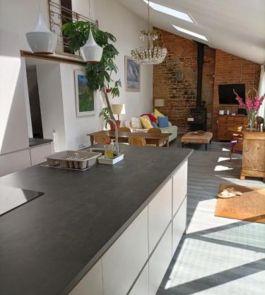 Cybil's Retreat - Renovated 2 bedroom house with enclosed garden