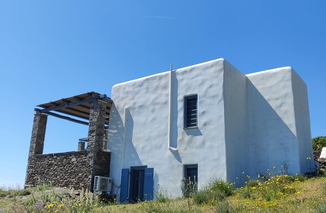 Cycladic villa with a breathtaking view of the Aegean sea