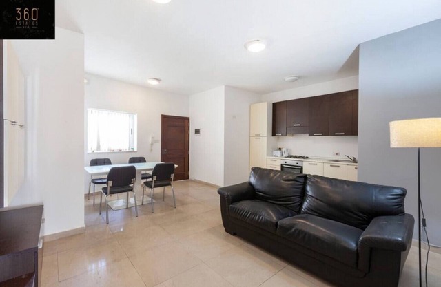 Da Vinci · Spacious central 2BR, just off UNI/Hospital & WIFI