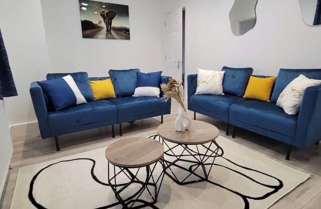 Dagenham - House - Sleeps 4 - Garden - City Centre