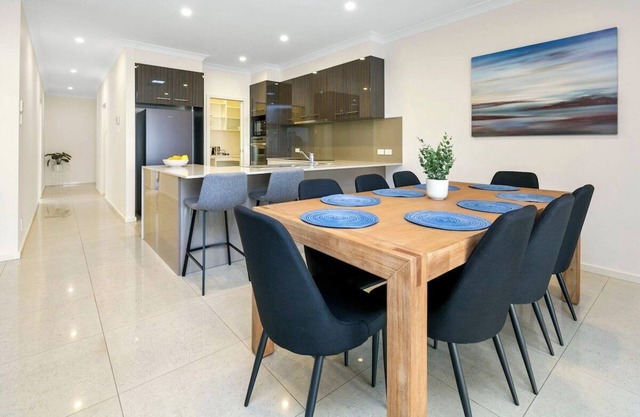 Daicos LUX Henley Beach - 4BD, 3.5BA
