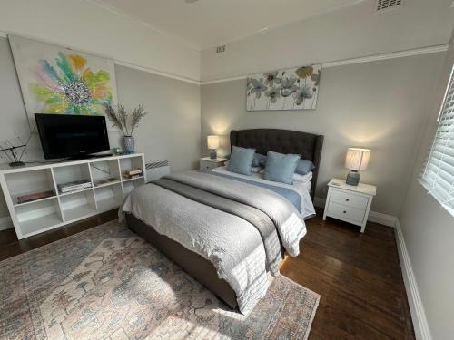 Daisy Cottage on Duke 2BR