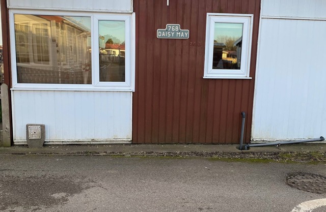 Daisy may cosy chalet