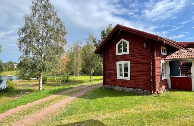 Dalastuga med tillgång till badplats