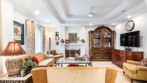 Dallas Flair House Midway-Hollow, Uptown close by