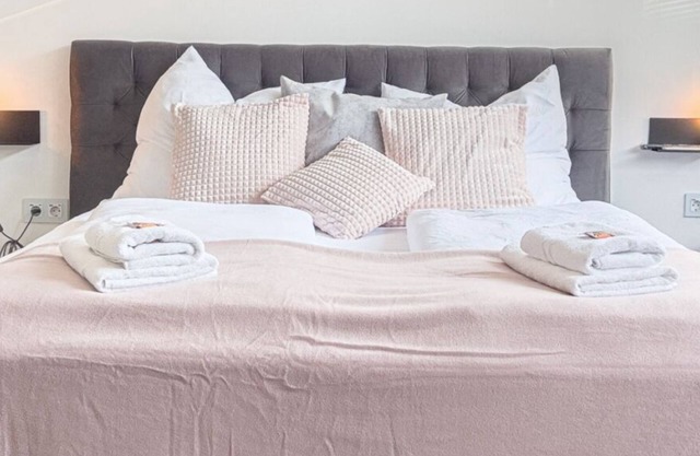 Danube Delight: Cozy - Room. - Near the River
