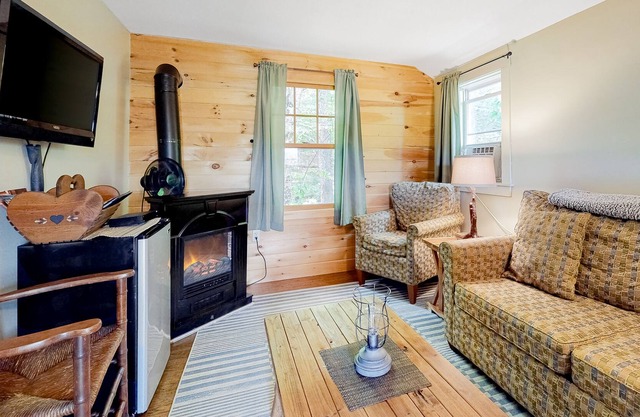 Darling cottage near the river with WiFi, pool, firepit & tennis