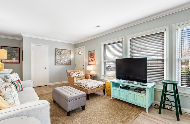 Darling, renovated home w/beautiful backyard, W/D & WiFi - near beaches