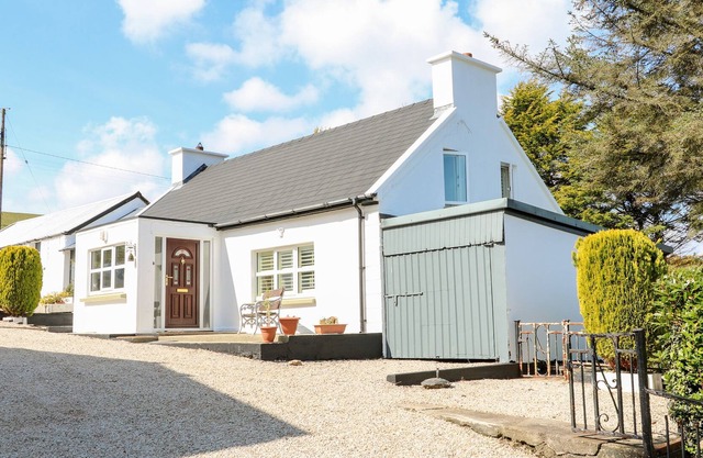 DAVEY JOHNS FORGE COTTAGE, pet friendly in Carrigart, County Donegal