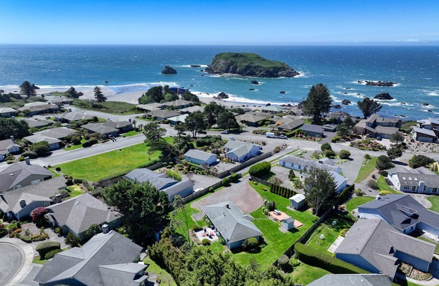 Dawson's Landing, by the beach! 5-minute walk to beach access!